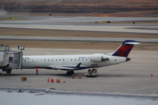 Canadair Regional Jet CRJ-700 (N758EV)