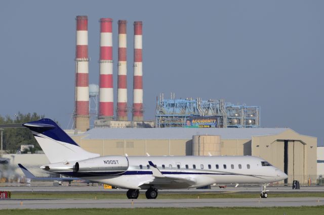 Bombardier Global Express (N905T) - Taxi on arrival to KFLL