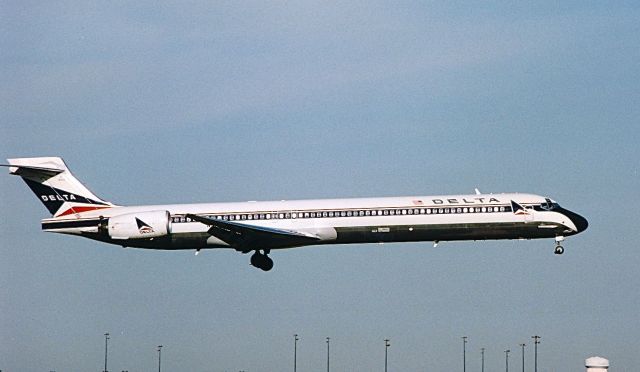 McDonnell Douglas MD-90 (N912DN) - Delta Airlines MD-90 landing at KDFW