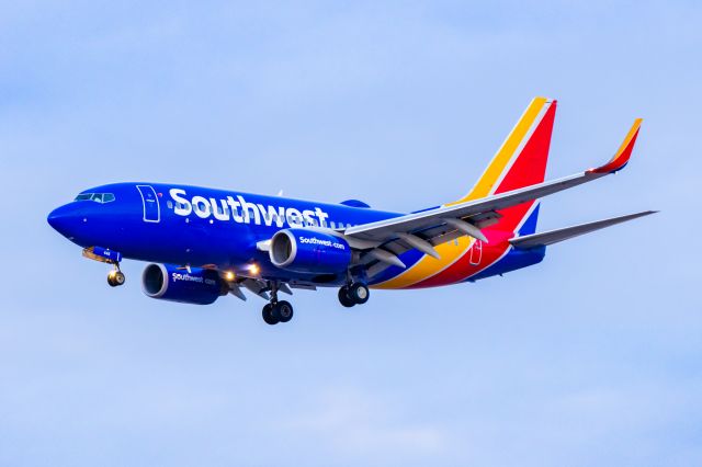 Boeing 737-700 (N446WN) - Southwest Airlines 737-700 landing at PHX on 12/18/22. Taken with a Canon R7 and Tamron 70-200 G2 lens.