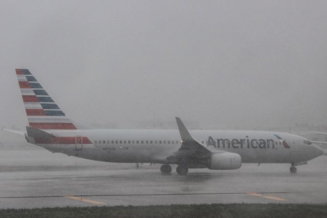 Boeing 737-800 (N950AN) - under heavy rain