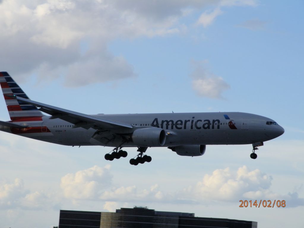 Boeing 777-200 (N768AA)