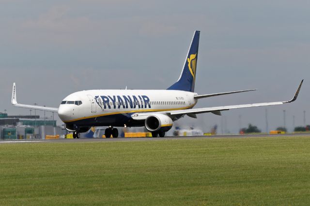 Boeing 737-800 (EI-EKS) - RYR3503 starting the take-off roll to Nuremburg