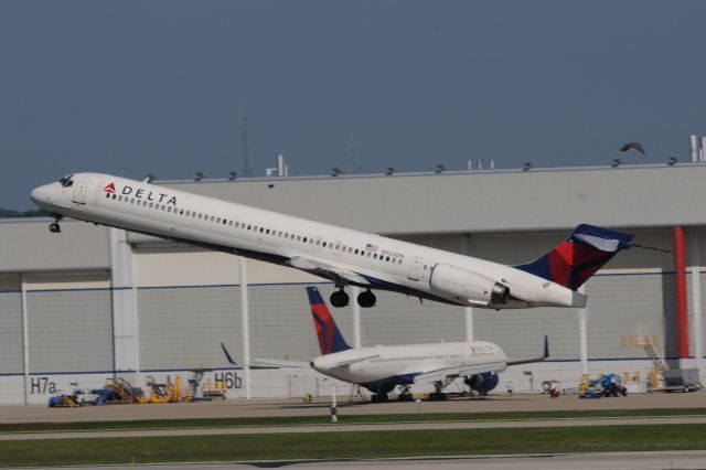 McDonnell Douglas MD-90 (N924WN)