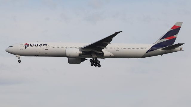 BOEING 777-300 (PT-MUD)