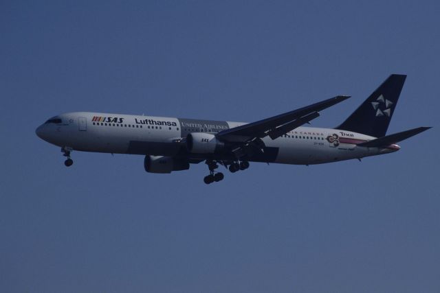BOEING 767-300 (OY-KDH) - Final Approach to Narita Intl Airport Rwy34L on 1998/10/08 " Star Alliance c/s "