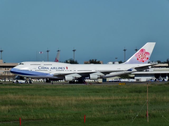 Boeing 747-400 (B-18207)