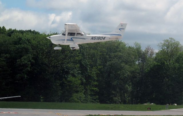 Cessna Skyhawk (N51804) - Landing RW34.