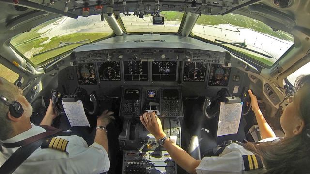 Boeing 717-200 (EI-EWJ) - Nikki piloting the Boeing 717 into Venice (from our VOLOTEA film)