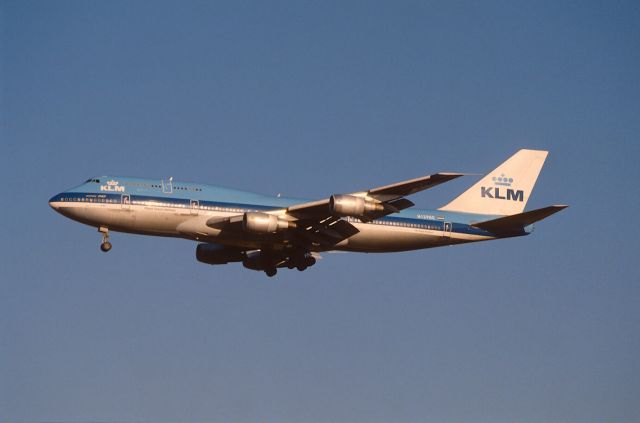 Boeing 747-200 (N1298E) - Final Approach to Narita Intl Airport Rwy34 on 1989/01/02