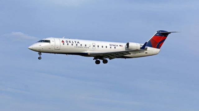 Canadair Regional Jet CRJ-100 (N716CA)