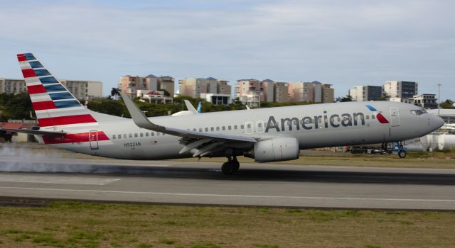 Boeing 737-800 (N922AN)