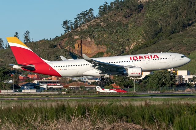 Airbus A330-200 (EC-MLB)