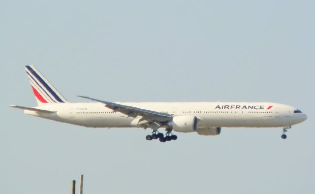 BOEING 777-300ER (F-GZNS)