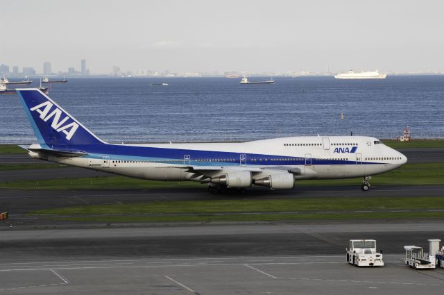 Boeing 747-400 (JA8960) - Taxing at Haneda Intl Airport on 2012/09/24