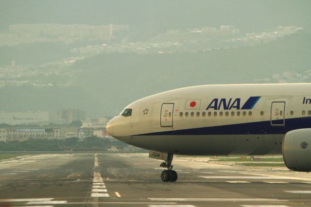 Boeing 777-200 (JA704A)