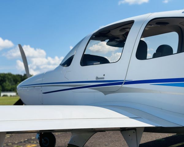 Cirrus SR-20 (N527GS)