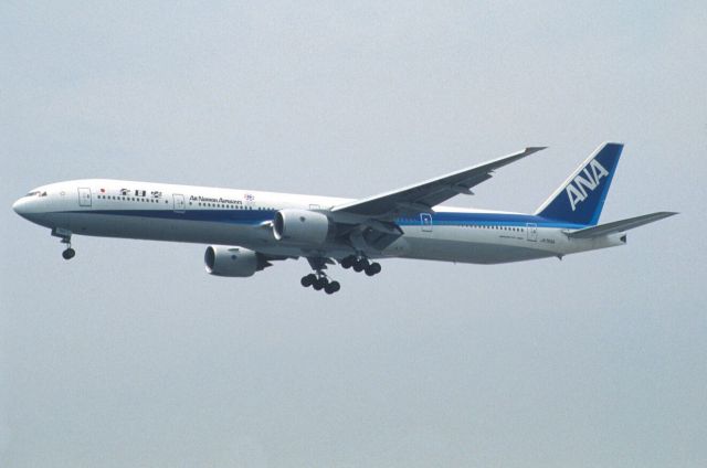 BOEING 777-300 (JA755A) - Final Approach to Tokyo-Haneda Intl Airport Rwy16L on 2000/07/13