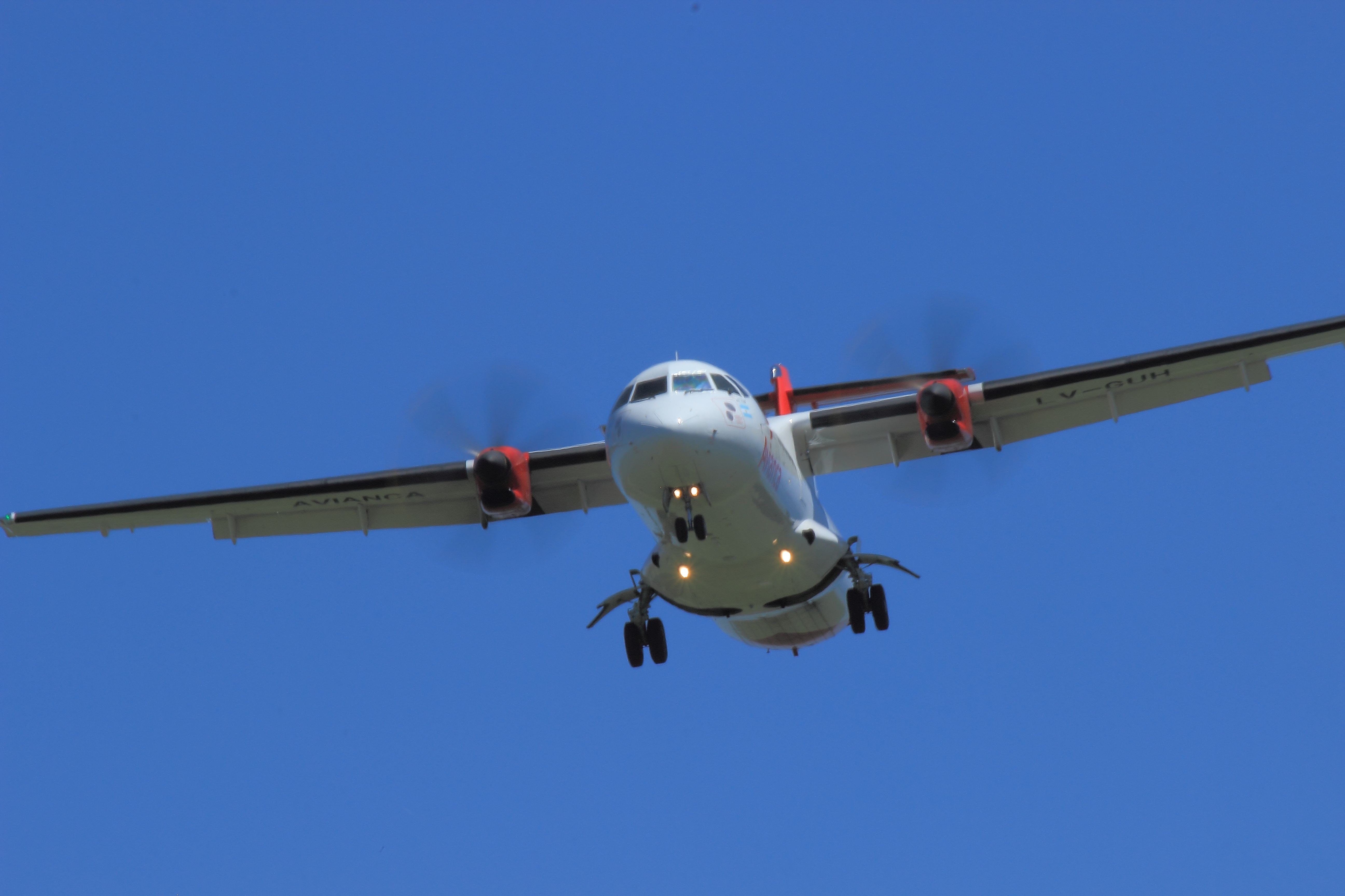 LV-GUH — - ATR42 DE AVIANCA ATERRIZANDO EN SAZM/MDQ 25/01/2018