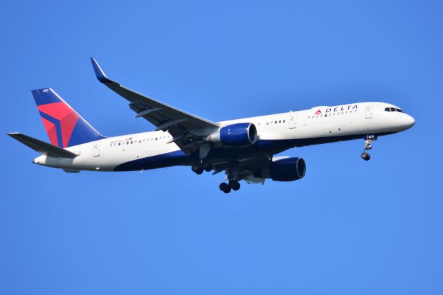 Boeing 757-200 (N67171) - Delta 757-232 from Atlanta seen on short final for 02 Center at Nashville, TN September 13, 2018. 