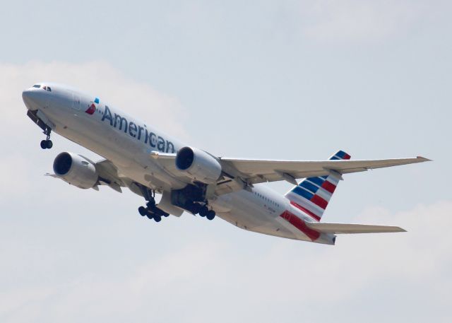 Boeing 777-200 (N782AN) - At DFW.