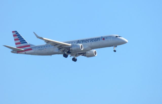 Embraer ERJ-190 (N959UW) - Shown here is an American Airlines Embraer ERJ-190 on final in the Winter of 2018.