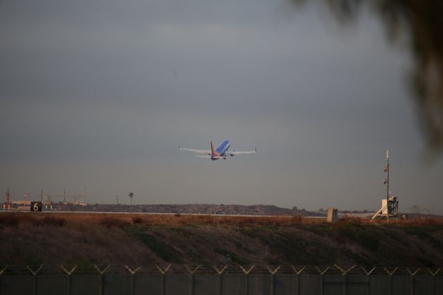 Boeing 737-800 (N8316H)