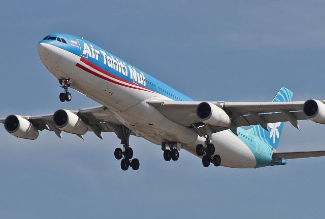 Airbus A340-300 (F-OLOV) - Landing at the LAX.