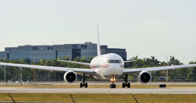 BOEING 767-200 (N741AX)