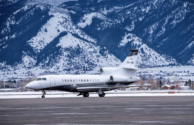 Dassault Falcon 7X (PH-IWS) - Netherland based Falcon 7x taxing over to Customs 12-10-2021