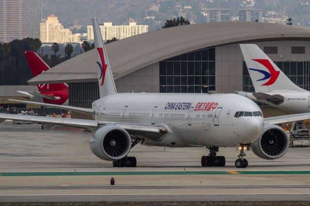 BOEING 777-300ER (B-7349)