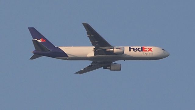 BOEING 767-300 (N103FE)