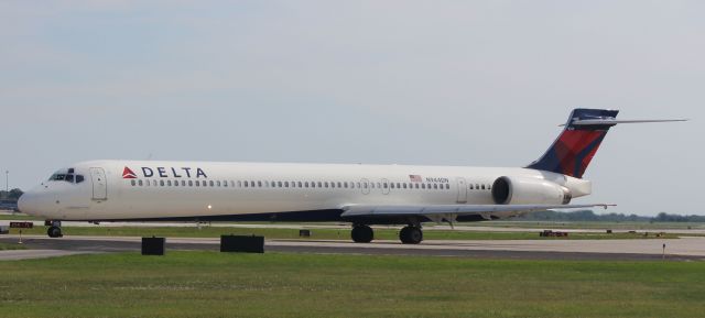 McDonnell Douglas MD-90 (N944DN) - N944DN