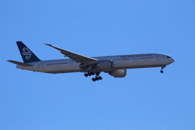 BOEING 777-300ER (ZK-OKM)