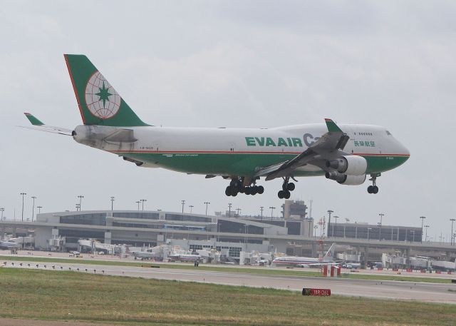 Boeing 747-400 (B-16406) - EVA Air 696 from KANC landing at KDFW