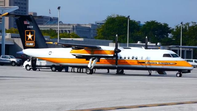 de Havilland Dash 8-300 (1701609) - US Army Golden Knights Dash 8 at KBKL for CNAS’22!