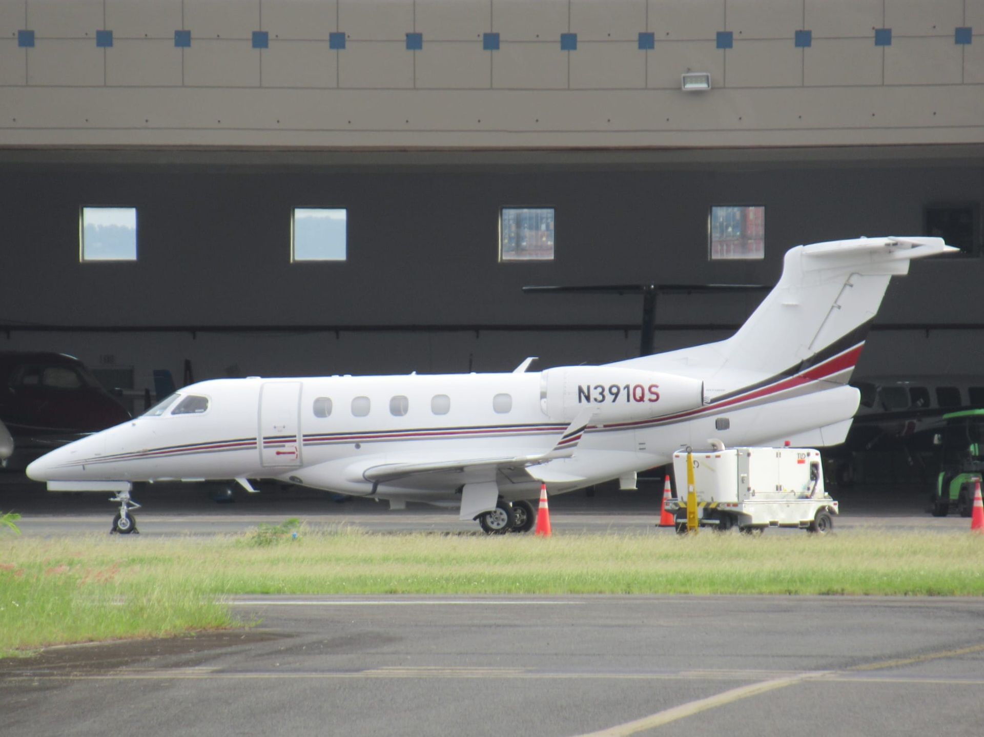 Embraer Phenom 300 (N391QS)