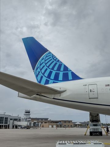 Boeing 777-200 (N796UA)