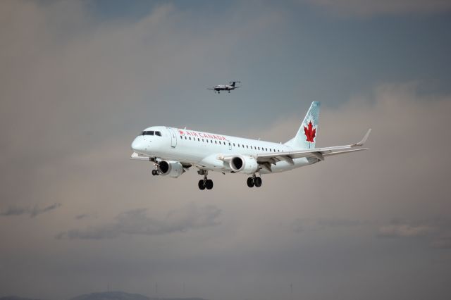 Embraer ERJ-190 (C-FHNV) - Landing on 16L.