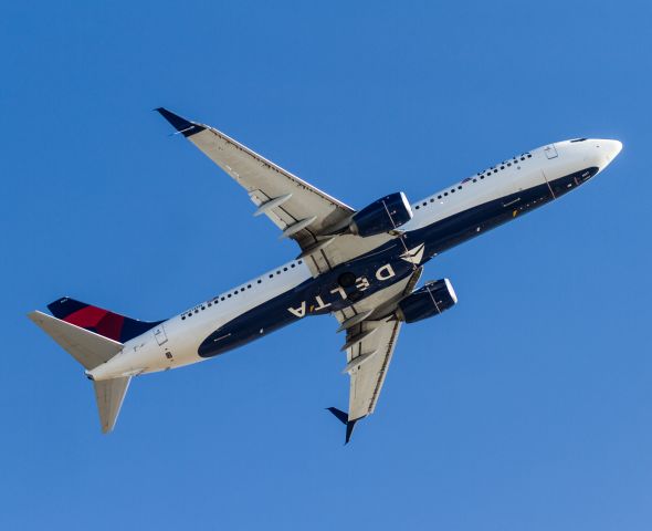 Boeing 737-900 (N837DN)