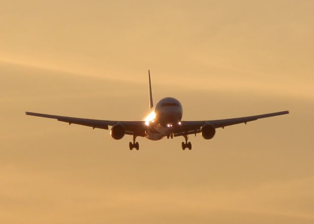 BOEING 767-300 (N703KW)