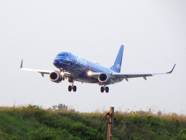 Embraer ERJ-190 (N304JB)