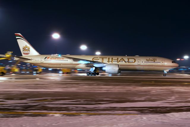 BOEING 777-300ER (A6-ETP) - Panned leaving de-icing.