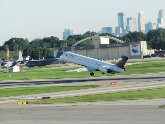 McDonnell Douglas MD-90 (N647NW)