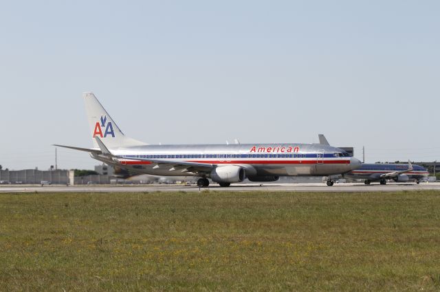 Boeing 737-800 (N854NN)