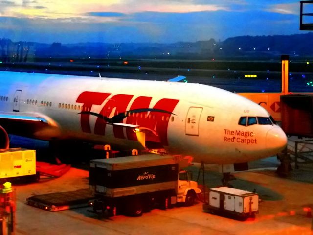 BOEING 777-300 (PT-MUG)