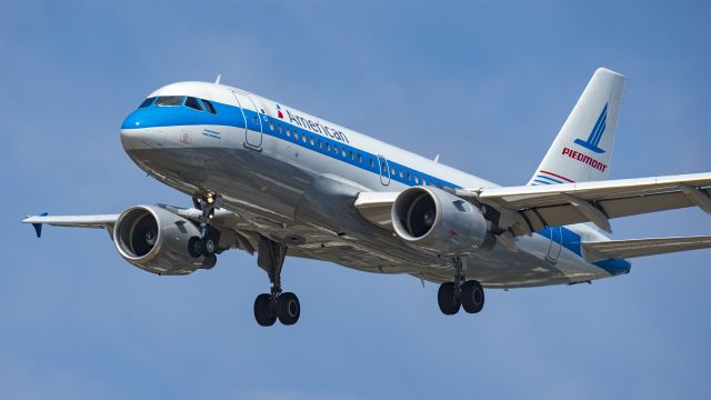 Airbus A319 (N744P) - Piedmont arriving 13Rbr /8/5/17