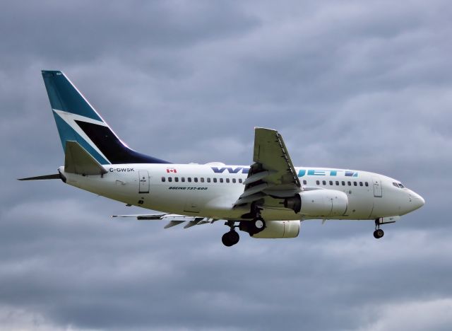 BOEING 737-600 (C-FWSK) - Heading towards rwy 25.