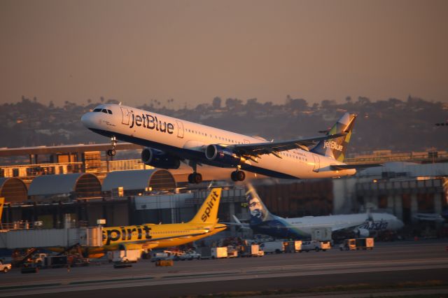 Airbus A321 (N990JL)