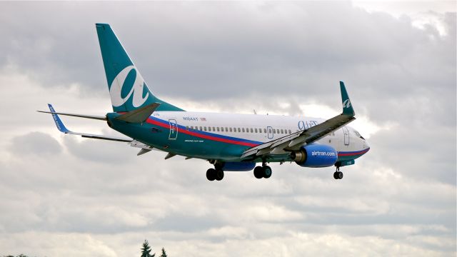 Boeing 737-700 (N184AT) - TRS9310 from KATL on final to Rwy 16R on 9/19/14. (LN:1671 / cn 32656). ATS will refurbish the aircraft and it will become SWA #N7710A.